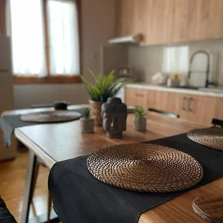 Politis' Wooden House Daire