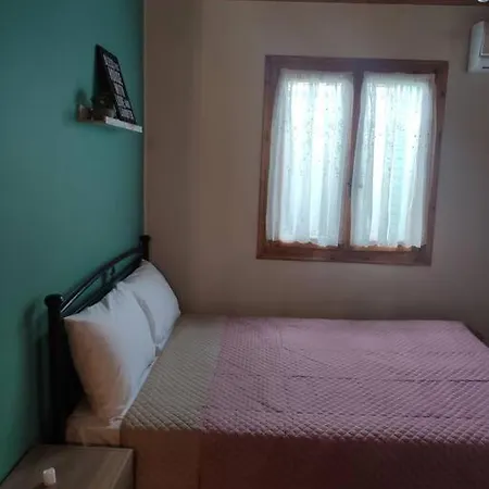 Politis' Wooden House Daire